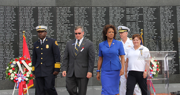 Jennifer lays a wreath to honor the fallen at the Memorial Day Event Jacksonville FL 